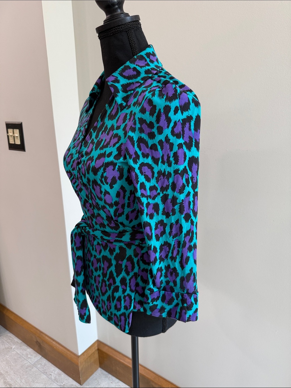Diane Von Furstenburg Vintage Jill top purple teal animal print wrap silk size 8 - Picture 2 of 6